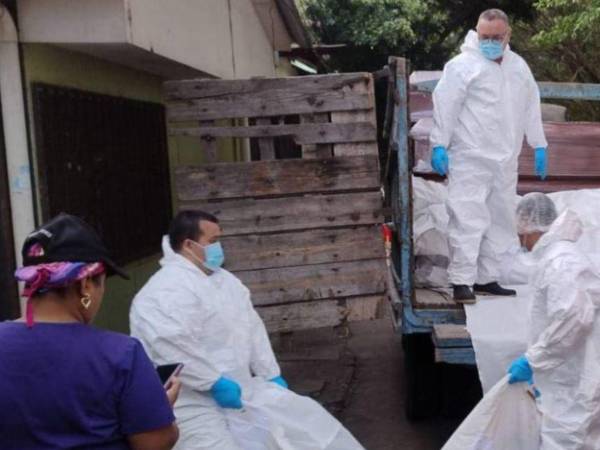 El personal de Medicina Forense traslada los cuerpos de las personas que no han sido reclamadas en ataúdes al cementerio para ser sepultados de forma digna.