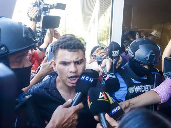 Agentes policiales trasladan a Cristian Ariel Rodríguez Ortega, de 26 años, tras su captura en la aldea El Milagro, sector Dos Caminos, en Villanueva. Se trata del tercr sospechoso del crimen contra Valeria Alvarado. Aquí los detalles.