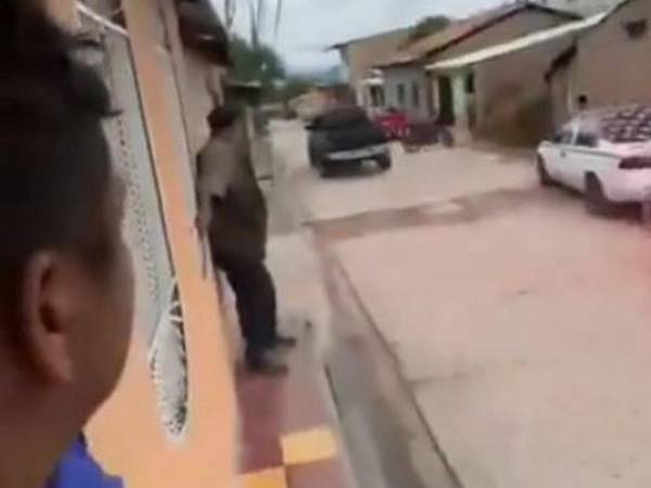 Algunos vecinos se pegaron a las paredes ante el peligro de ser arrollados por el sospechoso y la patrulla policial.