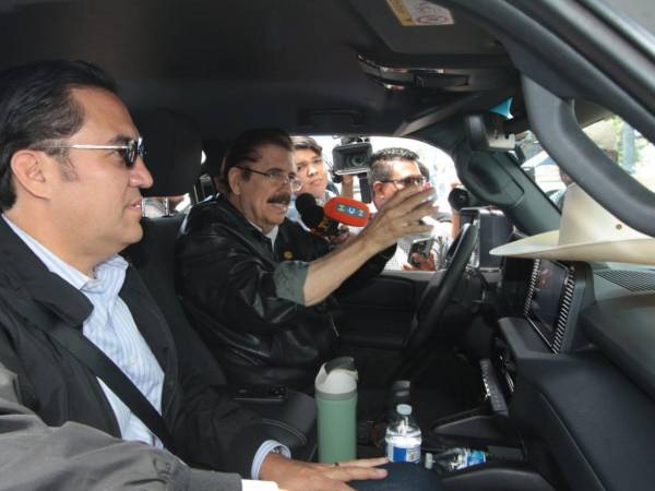 El expresidente Manuel Zelaya Rosales llegando al aeropuerto Toncontín para partir a México.