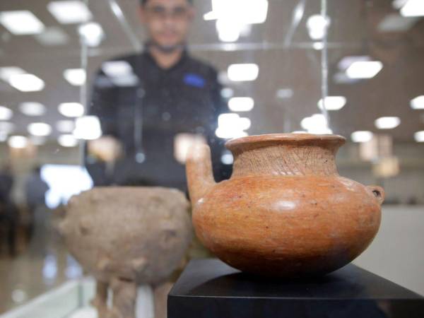 Una persona fue registrada este miércoles, 19 de marzo, al observar una de las 133 piezas arqueológicas devueltas por el Museo Quai Branly de Francia a la Secretaría de Relaciones Exteriores y Cooperación Internacional de Honduras, en Tegucigalpa