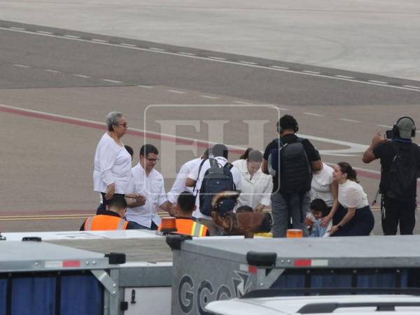 La familia del exgobernante permaneció de rodillas varios minutos mientras elevaba una plegaria de agradecimiento.