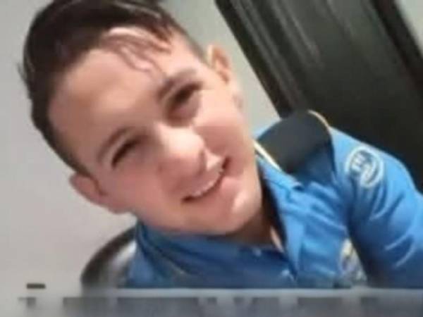 El cuerpo quedó tendido frente a su casa, mientras que los atacantes huyeron de la escena con rumbo desconocido.