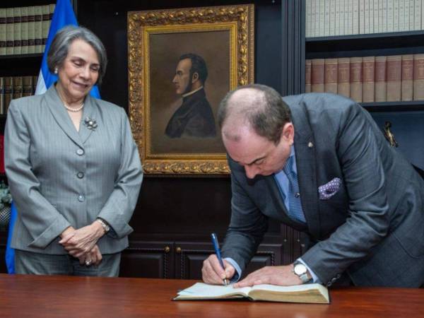 Durante el acto, Ochoa Madrid destacó la histórica relación entre ambos países y aseguró que su gestión se enfocará en promover la inversión extranjera.