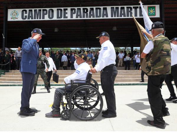 El presidente de la República, Nasry Asfura, rindió homenaje a los veteranos de guerra en Campo de Parada Marte, al conmemorar el 57 aniversario al cese de hostilidades.
