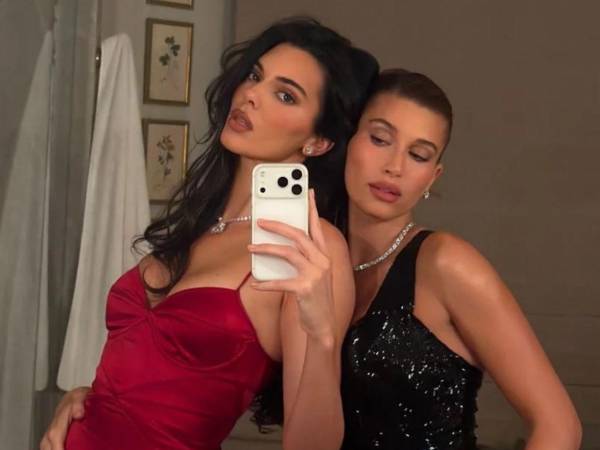 La química entre ambas resultó evidente, especialmente cuando el puertorriqueño interpretó canciones que forman parte del material discográfico vinculado a su romance con la modelo.