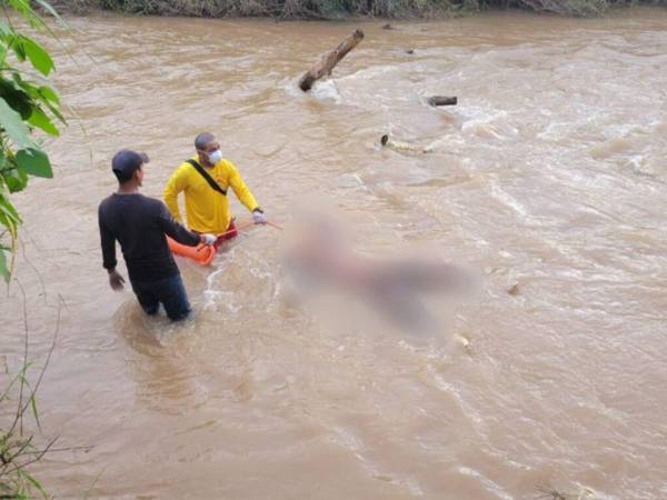 El cadáver fue rescatado del agua por miembros del Cuerpo de Bomberos.