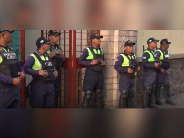 Varios agentes permanecen apostados en la entrada del edificio ubicado en el centro de la capital.