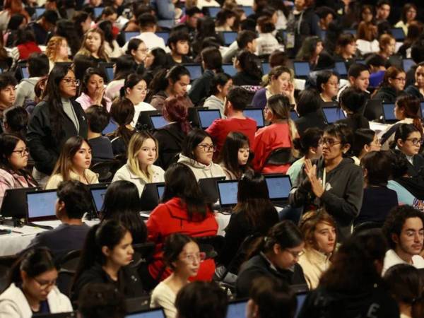 La UNAM retoma exámenes presenciales tras fallas en prueba en línea.