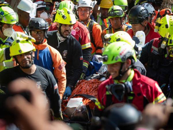 La presidenta encargada venezolana, Delcy Rodríguez, condecoró y despidió este sábado a rescatistas de siete países, que se suman a los grupos de salvamento provenientes de casi una veintena de naciones que el viernes recibieron también la distinción Héroes de Venezuela por sus labores tras los recientes terremotos.