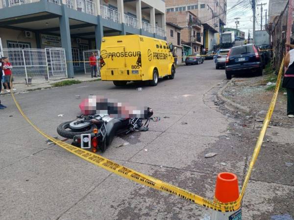 El cuerpo de Joel Alexander del Cid quedó tirado al costado de la motocicleta. Autoridades acordonaron la escena para que Medicina Forense realizara el levantamiento del cuerpo.