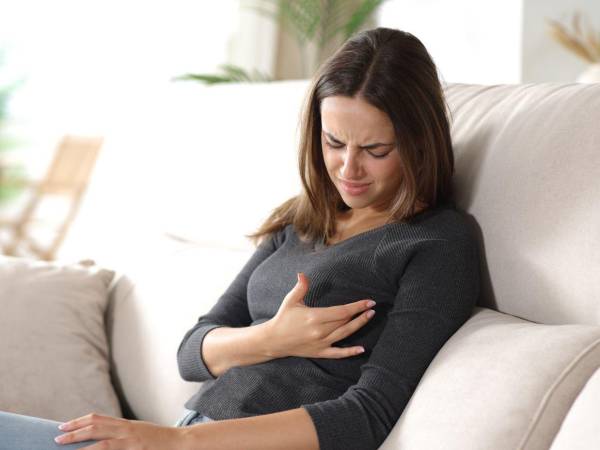 El cáncer de mama ocurre cuando las células del seno crecen de forma descontrolada. Según los Centros para el Control y la Prevención de Enfermedades (CDC), puede afectar tanto a mujeres como a hombres, aunque es más frecuente en mujeres.