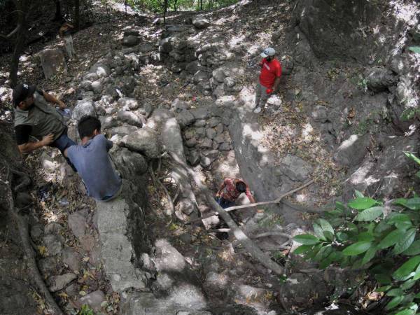 La fuente de agua de donde toman ya se secó. Sufren de sed o caminan largas distancias para pedir en los vecinos.