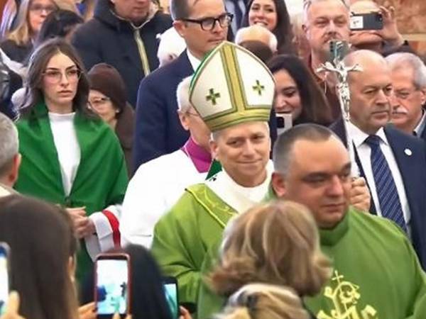 En redes sociales y en medios especializados en el Vaticano una imagen se ha viralizado en las últimas horas: la de dos monaguillas que asistieron a León XIV en la misa dominical que ofreció en la parroquia de Ostia. Aquí las imágenes que dejó la misa.