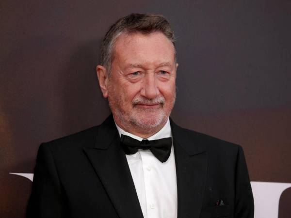 El creador de la popular serie Peaky Blinders escribirá el guion de la nueva película del famoso agente 007.