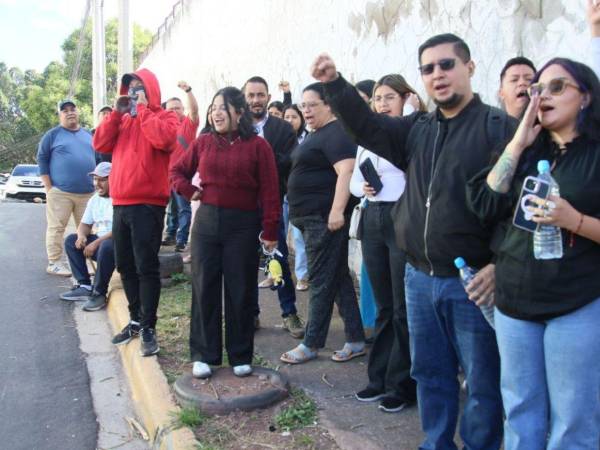 Empleados de medios de comunicación estatales protestan frente a la Secretaría de Planificación Estratégica en Tegucigalpa por atraso salarial y conflictos laborales.