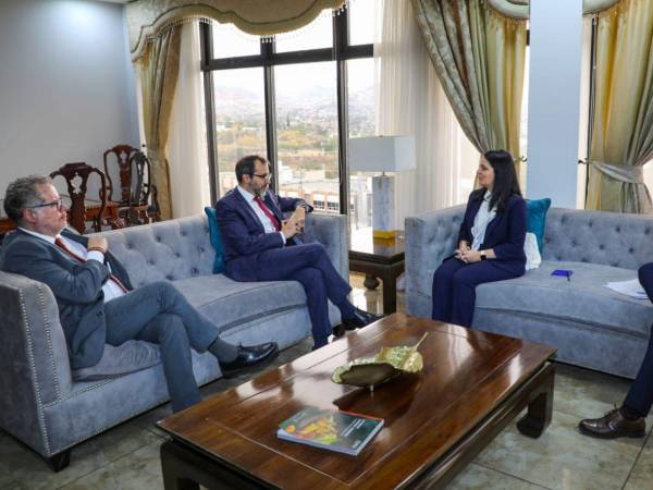 La subsecretaria de Política Exterior, Pamela Handal, se reunió con Alejandro Álvarez y Sergio Aguiñada, miembros de la Oficina del Sistema de Naciones Unidas en Honduras.
