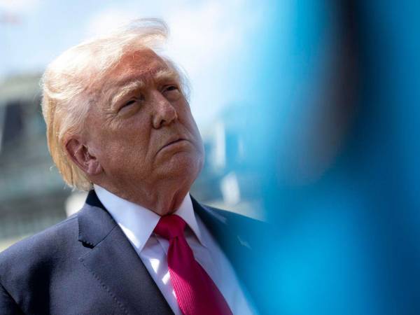 Donald Trump anunció el envío de emisarios a Pakistán para negociar con Irán, mientras lanza advertencias sobre posibles ataques a su infraestructura.