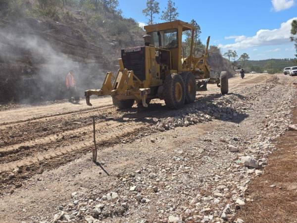 Maquinaria pesada y cuadrillas trabajan en la preparación del terreno, para que la próxima semana se comience con el vertido de concreto en Lepaterique.