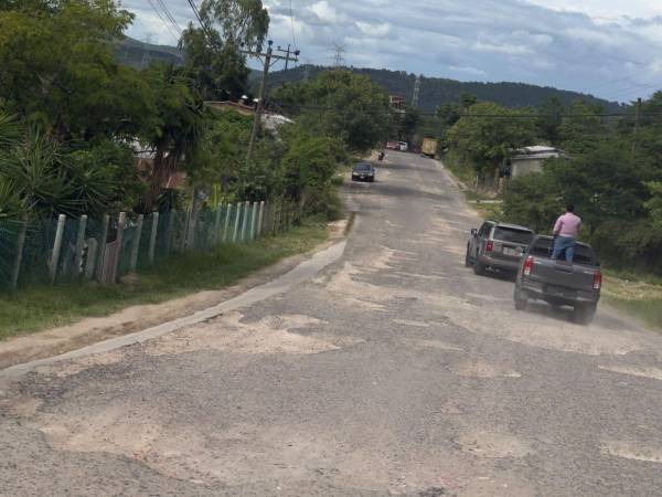 La vicealcaldía Saraí Rivera impulsa plan de bacheo y pavimentación en las aldeas y colonias del Distrito Cntral para mejorar la conectividad de los habitantes. Este es el tramo de Las Moras a Santa Rosita.