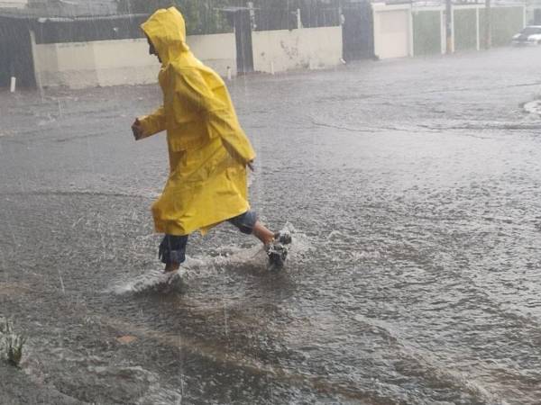 Las lluvias continuarán durante los próximos días en varias regiones de Honduras, debido al ingreso de humedad del Pacífico y la influencia de una vaguada en el occidente del país.