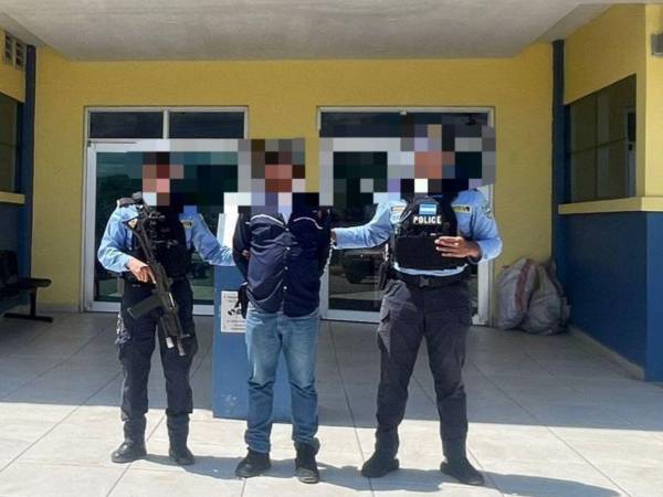 Los agentes de la Policía Nacional ejecutaron el operativo en la aldea La Brea del municipio de Comayagua, donde capturaron a siete integrantes de la estructura criminal denominada “Buena Vista”.