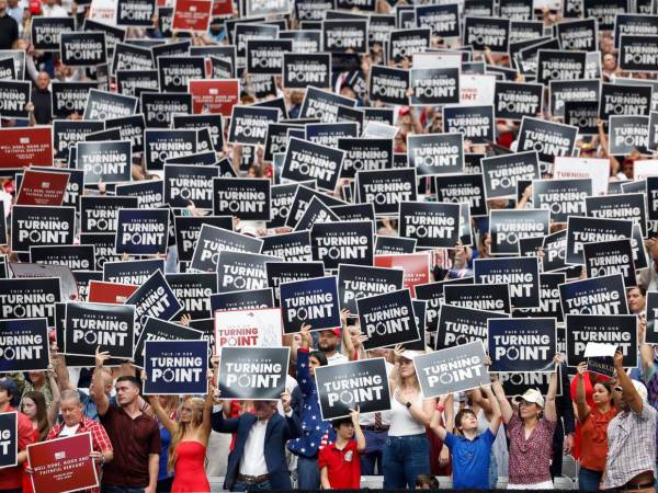El evento celebrado en el recinto deportivo, que registró el lleno absoluto con 73.000 asistentes, arrancó con cánticos evangélicos.