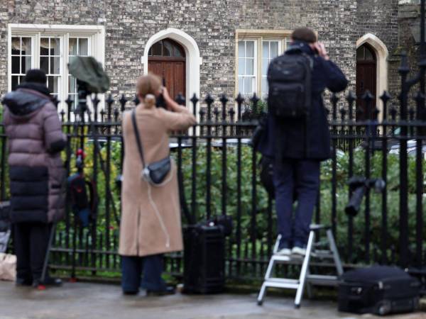 La residencia del primer ministro se encuentra bajo la custodia de los medios a la espera de declaraciones por la polémica renuncia.