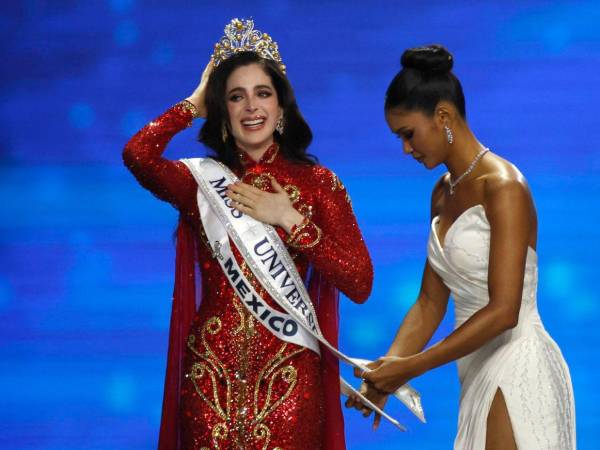 La mexicana Fátima Bosch, en una imagen de su coronación que es una de las más controversiales de los últimos tiempos.