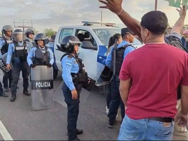 Efectivos de la Policía Nacional mientras intentan desalojar a un grupo de pobladores del departamento de Comayagua.