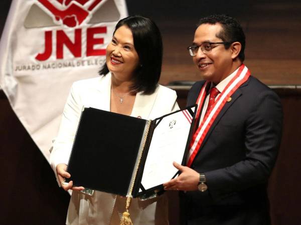 Keiko Fujimori recibe credenciales y promete un gobierno que trabaja unido.