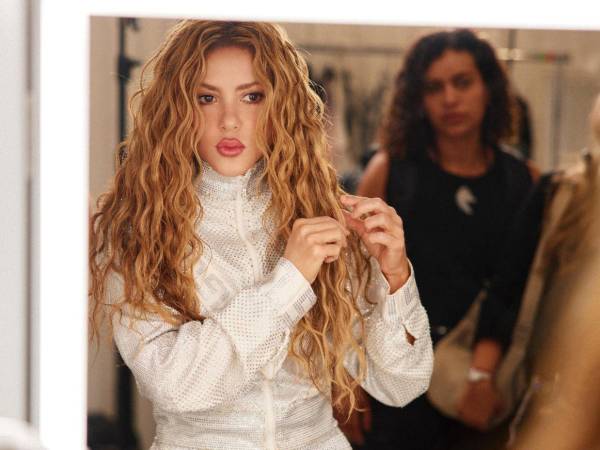 La melena larga, rubia y ondulada de Shakira se ha convertido en uno de los rasgos más reconocibles de su imagen. A lo largo de su carrera, la cantante colombiana ha experimentado con tonos oscuros, rojos intensos y diferentes matices de rubio, pero el volumen y la textura han seguido presentes en buena parte de sus estilismos. Su apariencia ofrece varias claves para quienes buscan unas ondas con movimiento, definición y un acabado natural.