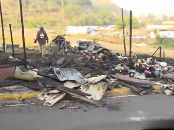 Entre humo, cenizas y estructuras calcinadas quedaron los puestos comerciales consumidos por el incendio en la entrada a la colonia Nueva Suyapa de la capital. Se trata del segundo incidente con fuego en solo 10 días.