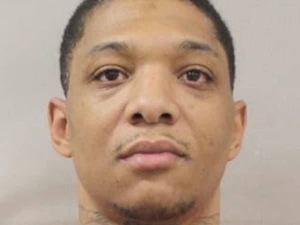 Derrick Groves enfrenta una cadena perpetua, y un delito federal por posesión de armas de fuego.