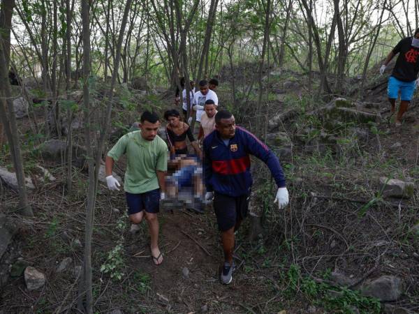 Los habitantes de Río de Janeiro no durmieron buscando los cadáveres que dejó un megaoperativo. Estas son algunas de las impactantes imágenes del rescate de los cadáveres.