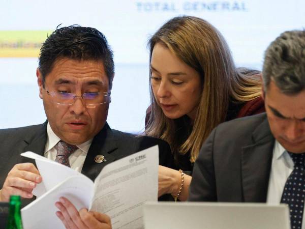 El presidente del Consejo Nacional Electoral, magistrado Cristian Quiroz (C), anuncia a Abelardo de la Espriella como presidente electo de Colombia este miércoles en Bogotá (Colombia). De la Espriella, del movimiento ultraderechista Defensores de la Patria, fue proclamado por el CNE como presidente electo de Colombia para el periodo 2026-2030.