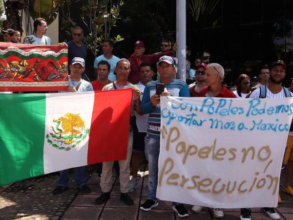Migrantes centroamericanos en la frontera sur de México denuncian extorsiones y violencia en sus países de origen, por lo que insisten en la necesidad de refugiarse en el país azteca ante la imposibilidad de regresar a casa y la dificultad de llegar a Estados Unidos por el endurecimiento de las políticas por parte del gobierno del presidente, Donald Trump.