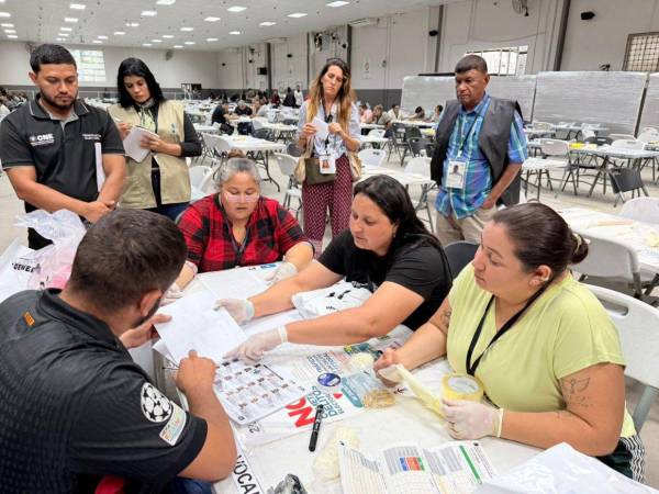El escrutinio especial de actas electorales de cierre continúa intermitente en el Centro Logístico Electoral (CLE); con atrasos significantes cuando se desatan las riñas entre partidos.