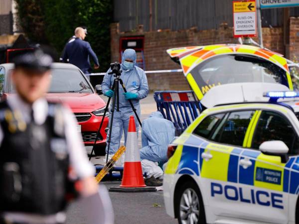 Forenses y entes de investigación llegaron hasta el noreste de Londres donde se registró un apañalamiento contra dos miembros de la comunidad judía. Aquí las imágenes.