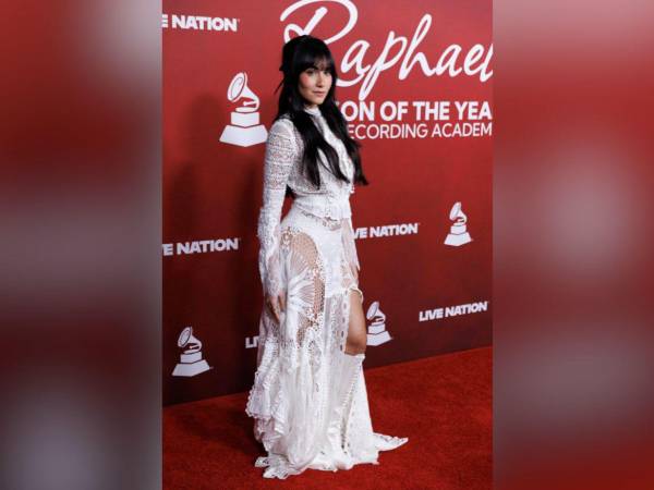 La cantante española Aitana desfiló con un diseño de dos piezas en blanco y encaje. Esta fue la noche de la artista, que ganó su primer Latin Grammy en la categoría a Mejor diseño de empaque por su cuarto álbum de estudio Cuarto azul.