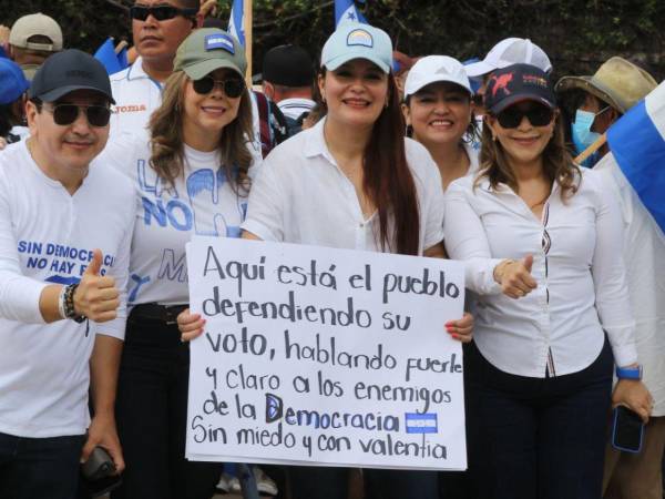 Aquí está el pueblo defendiendo su voto, hablando fuerte y claro a los enemigos de la democracia. Sin miedo y con valentía, decía uno de los mensajes que cargaban los simpatizantes del Partido Nacional en la marcha por la libertad y democracia.