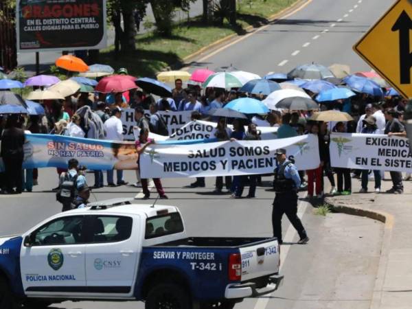 Entre las principales exigencias destacan el cese inmediato de despidos, el reintegro de médicos separados de sus cargos, el pago de salarios adeudados y la firma de contratos pendientes.