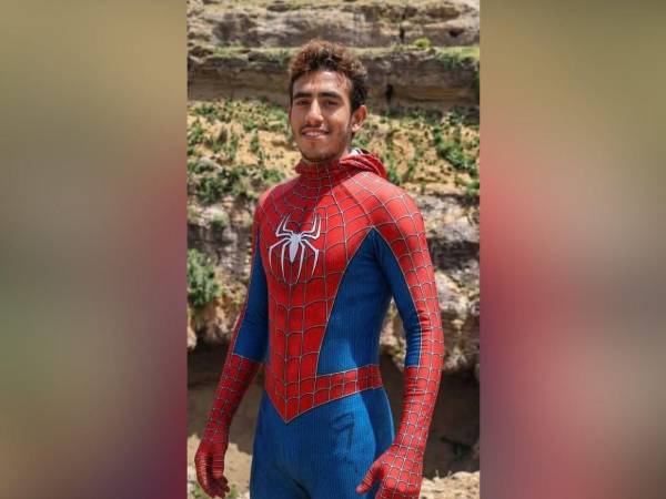 Muere el 'Spiderman del Yemen' al caer en un cráter volcánico durante arriesgada escalada.