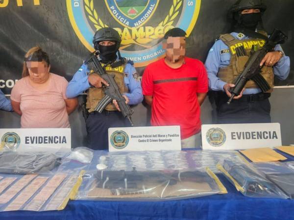 Las dos personas detenidas y las evidencias decomisadas, fueron remitidas al Ministerio Público (MP).