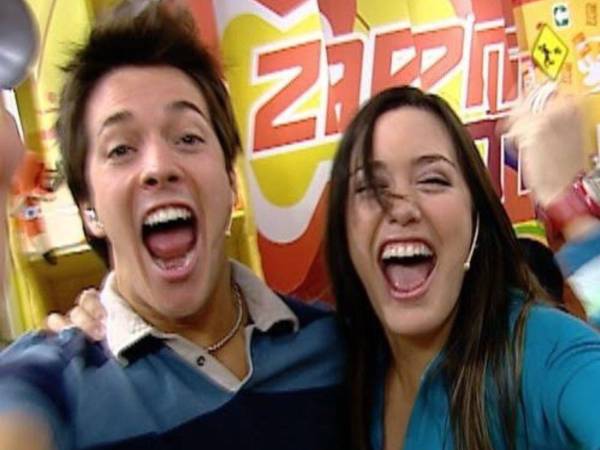 Roger González volvió a despertar la nostalgia de toda una generación Disney con su publicación más reciente en Instagram, donde compartió un carrete de fotos junto a Carla Medina, su compañera durante la era dorada de Zapping Zone.
