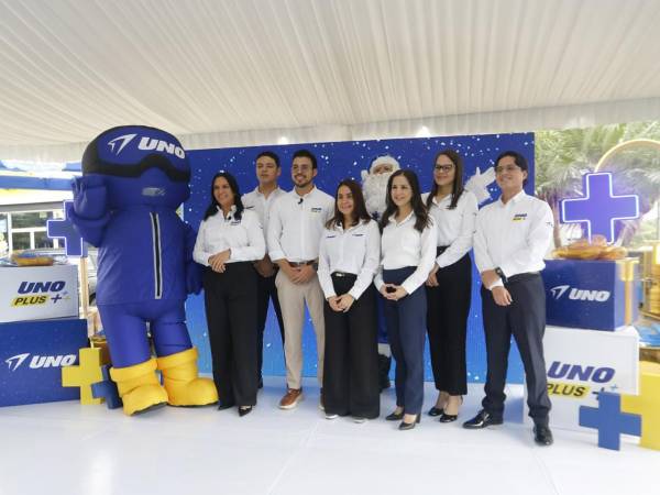 Representantes de UNO y Pronto presentan “La primera estación hacia la Navidad”, una promoción que busca premiar la preferencia de los hondureños con cuatro vehículos Toyota Corolla Cross y premios al instante a través de la aplicación UNO Plus.