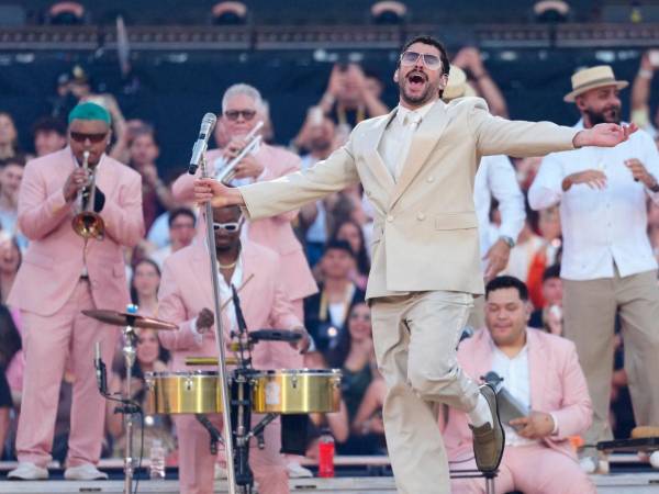 Bad Bunny llegó a Barcelona y la ciudad comenzó a danzar al son del fenómeno musical del año.