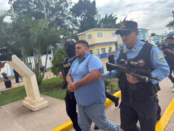 Sergio Espinoza, apodado El Gordo, cuando era ingresado a la sede de la Dirección Policial de Investigaciones (DPI), en la capital.