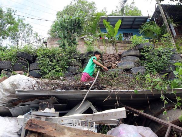 La saturación de los suelos en la colonia Villa Unión de Comayagüela se ha convertido en un riesgo para los residentes en el sector, por lo que deben tomar medidas de prevención.