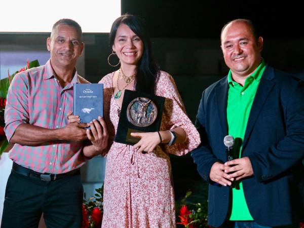 La lluvia no detuvo la inauguración del Festival Internacional de Poesía Los Confines 2026, que abrió su décima edición en la Fortaleza San Cristóbal la noche de este jueves 28 de mayo. En la imagen, Néstor Ulloa, Mayra Oyuela y Salvador Madrid.